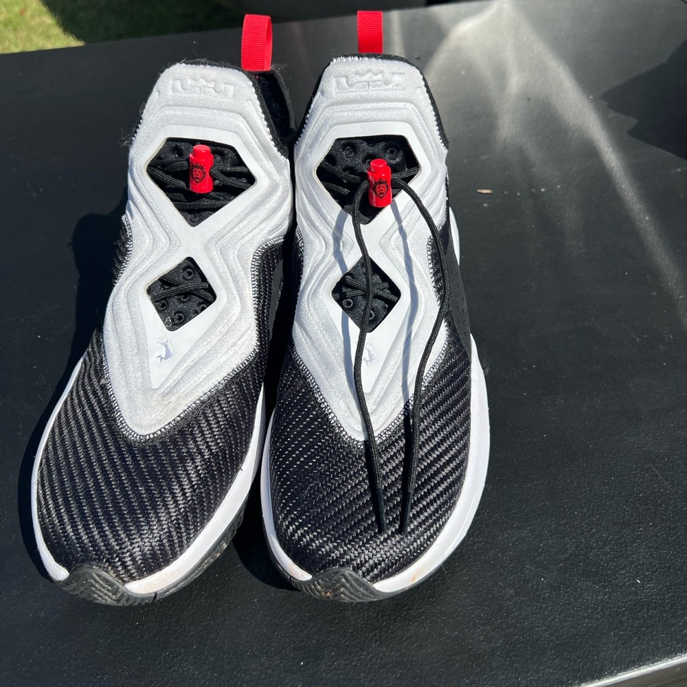 Nike Men’s Lebron Sneakers ❤️🤍🖤
